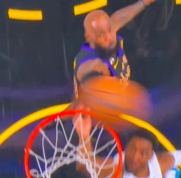 开云体育下载官方-詹姆斯开局追帽米切尔，随后中距离跳投命中湖人首分