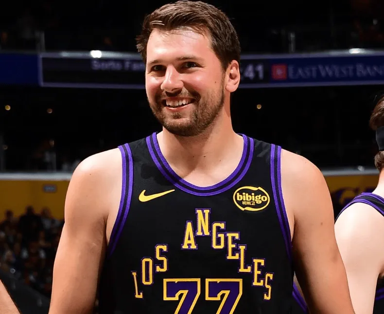 开云在哪里下载-历史上单月份进80+三分仅3人：库里3次、哈登1次、东契奇1次